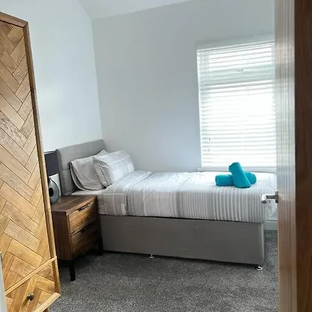 Clare Street - 3 Bedroom House With Private Parking Merthyr Tydfil Exterior photo