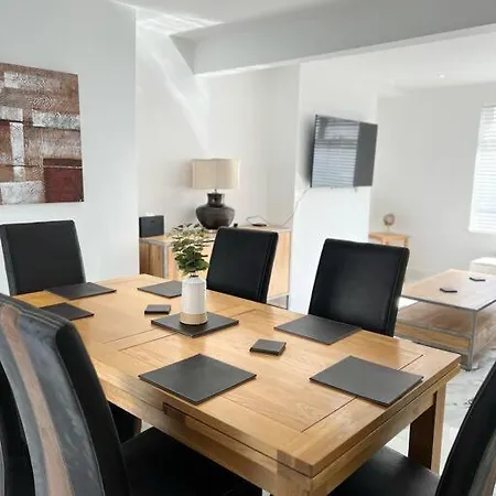 Clare Street - 3 Bedroom House With Private Parking Merthyr Tydfil Exterior photo