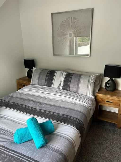 Clare Street - 3 Bedroom House With Private Parking *