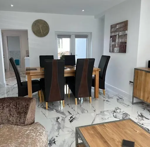 Clare Street - 3 Bedroom House With Private Parking