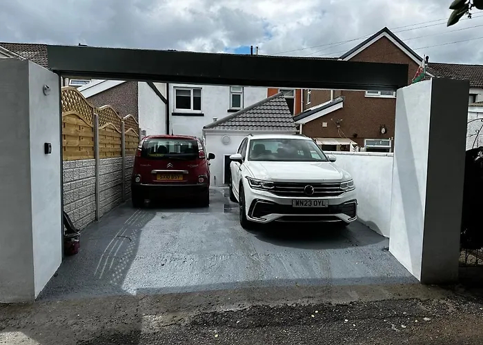 Clare Street - 3 Bedroom House With Private Parking