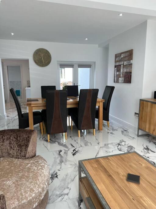 Apartment Clare Street - 3 Bedroom House With Private Parking Merthyr Tydfil